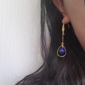 揺れるラピスラズリピアス着画